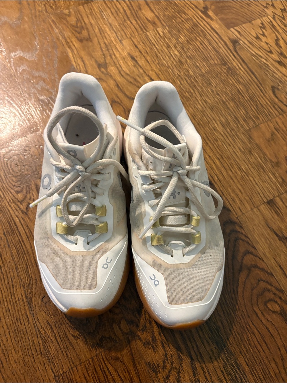 On Running Cloud on court Sneakers